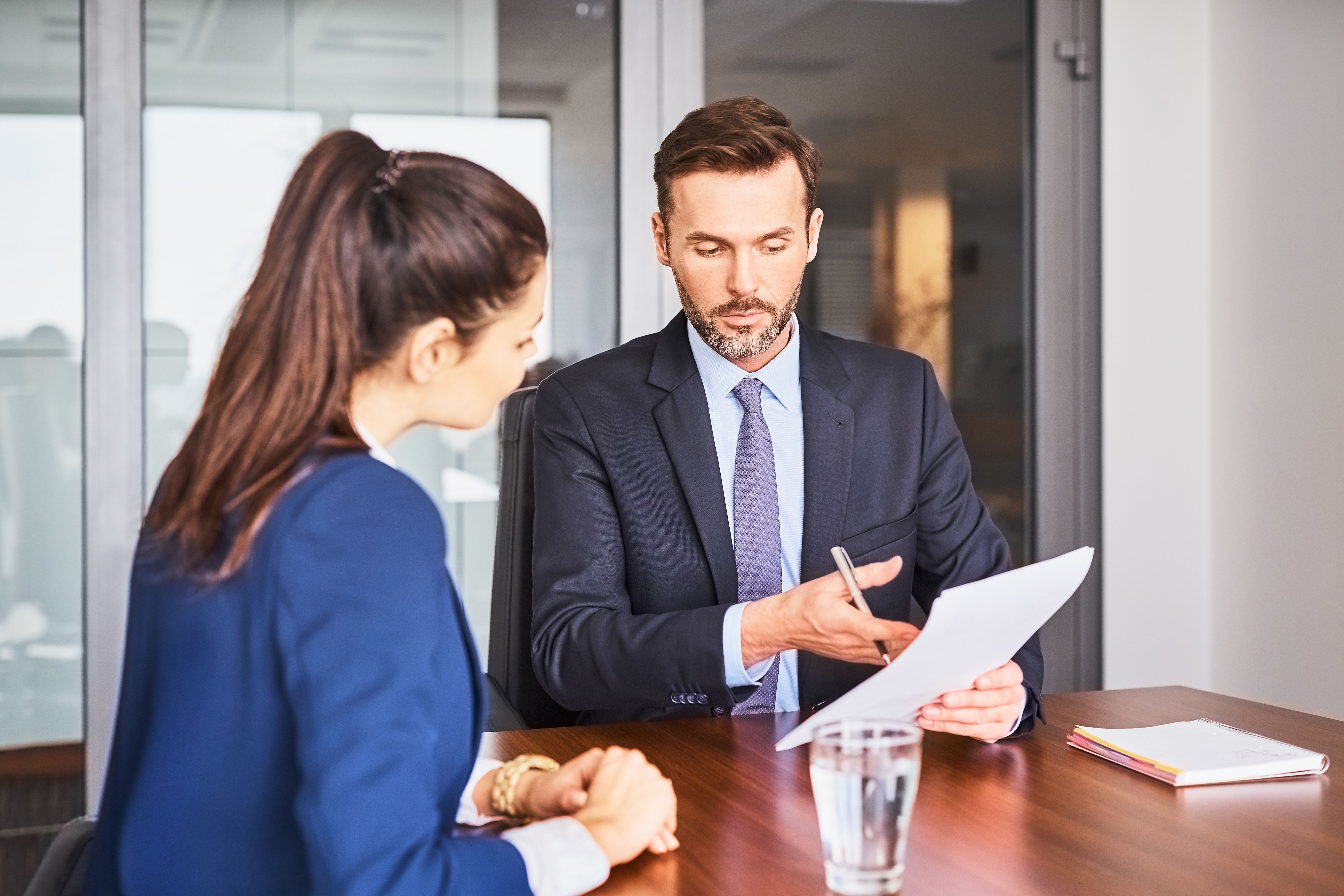 What is the difference between an independent lift consultant and a lift contractor?